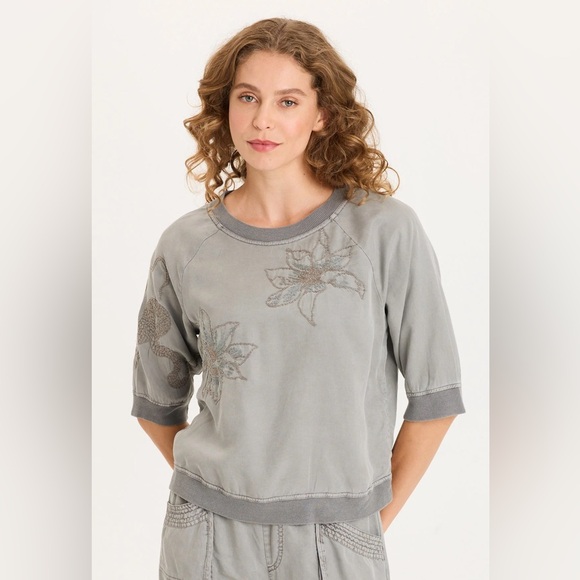 XCVILINTON EMBROIDERED TWILL/RIB SNAP-UP BACK TOP In Magnetic Grey